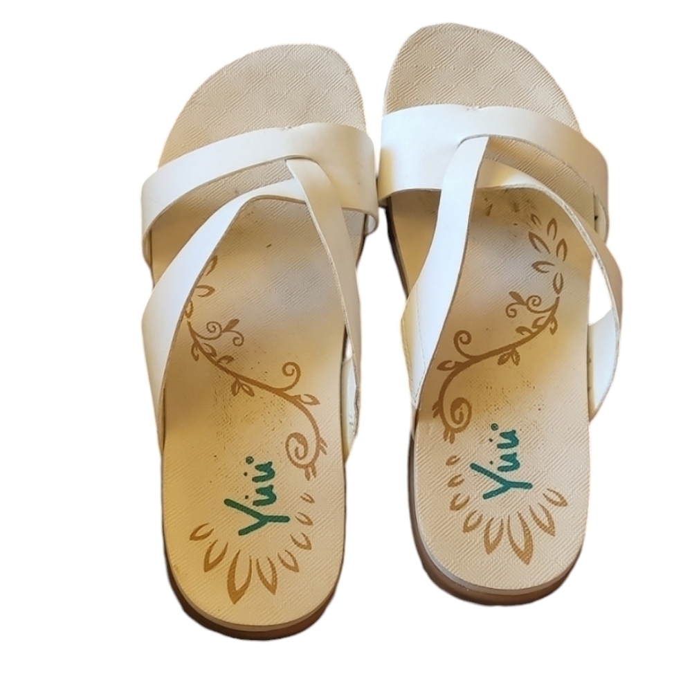 Yuu Chloe sz 10 white sandals SH151